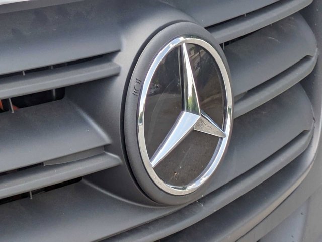 Vehicle image 25 of 32