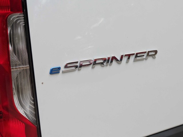 Vehicle image 27 of 32