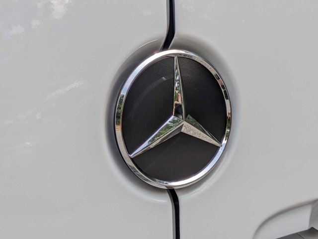 Vehicle image 28 of 32
