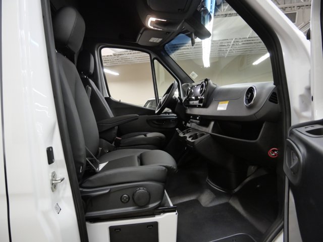 Vehicle image 7 of 16