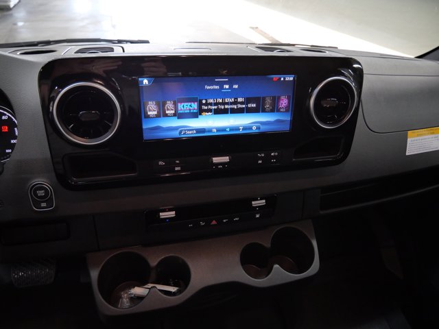 Vehicle image 16 of 18