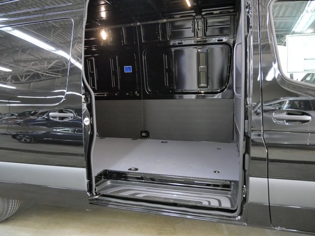 Vehicle image 10 of 18