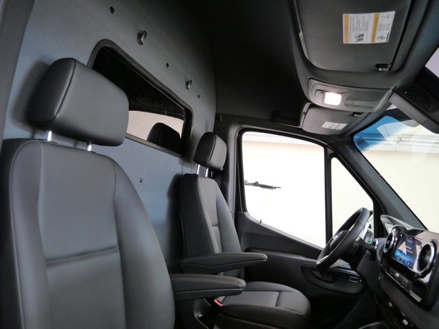 Vehicle image 9 of 18