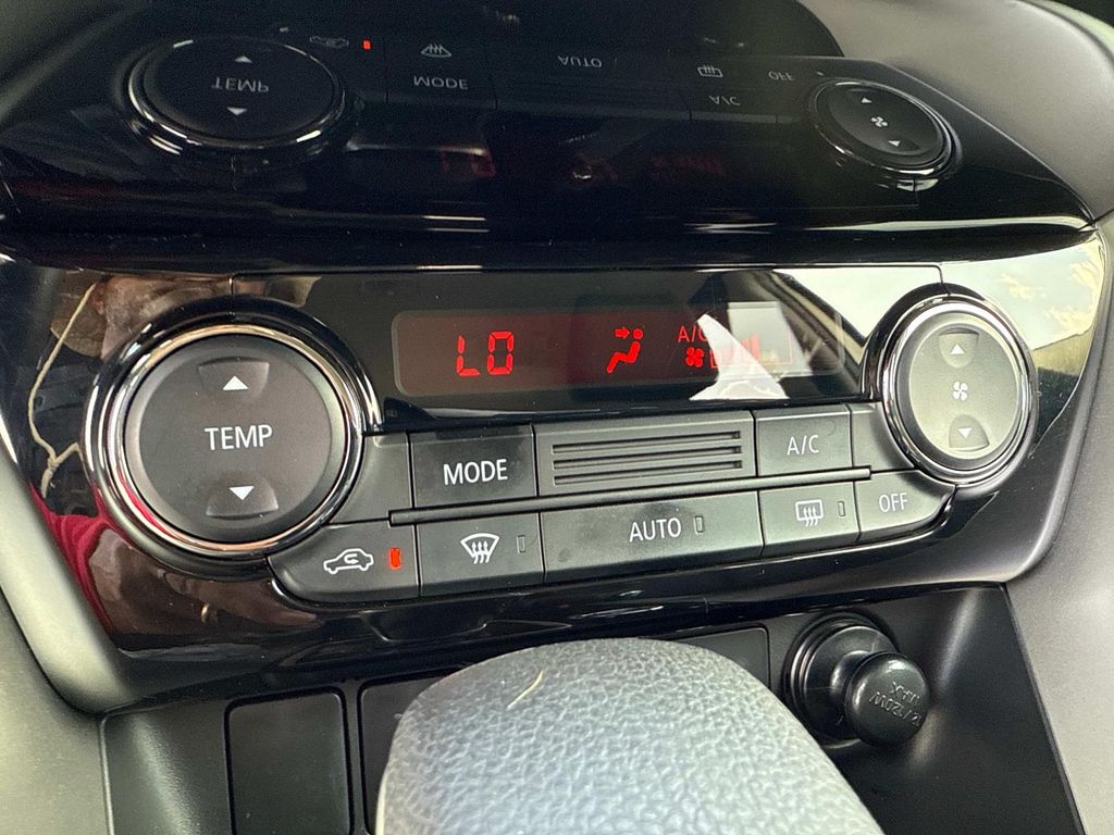 Vehicle image 27 of 42