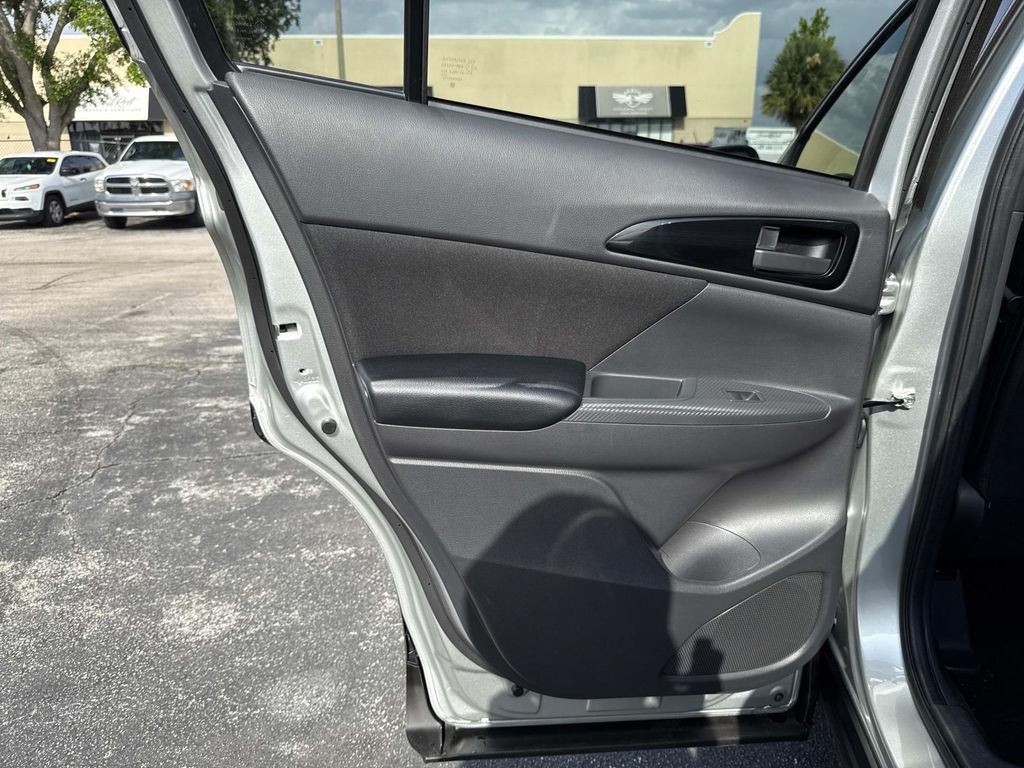 Vehicle image 11 of 42