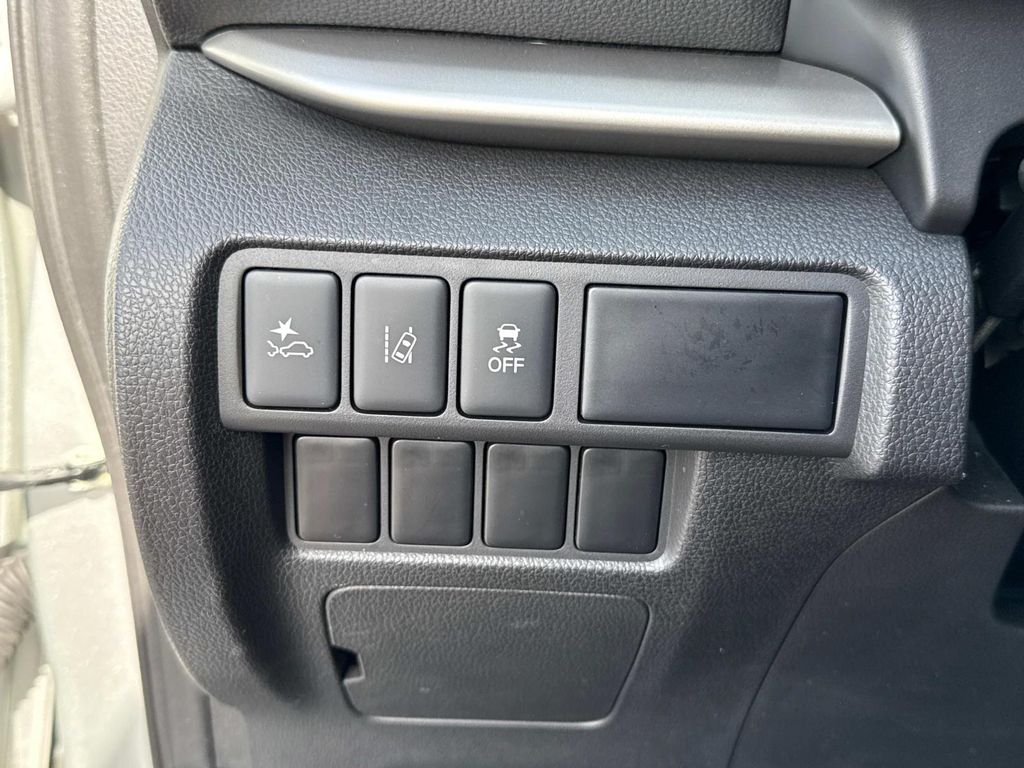 Vehicle image 33 of 42
