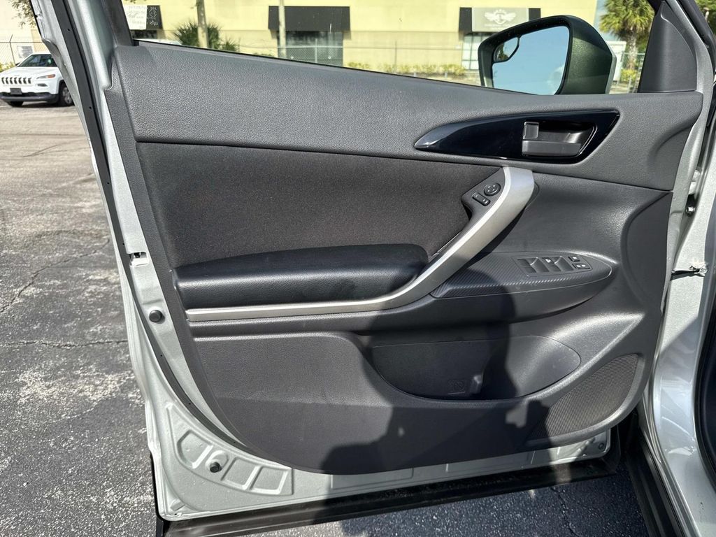 Vehicle image 18 of 42