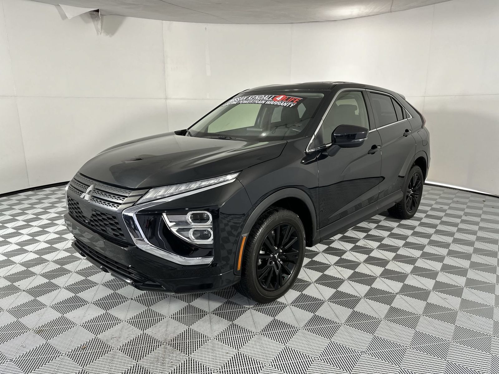 2024 Mitsubishi Eclipse Cross LE Image 1 of 32
