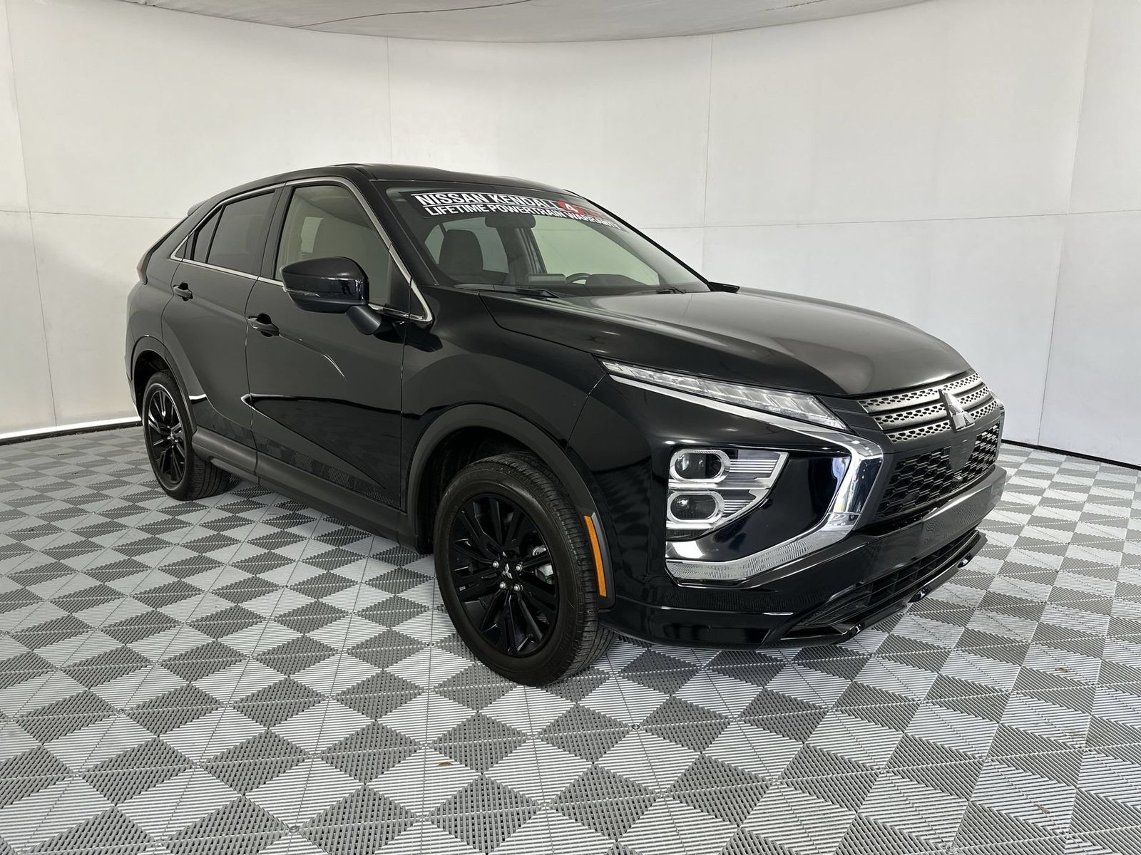 2024 Mitsubishi Eclipse Cross LE Image 3 of 32