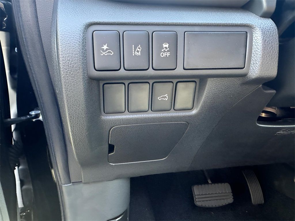 Vehicle image 17 of 25