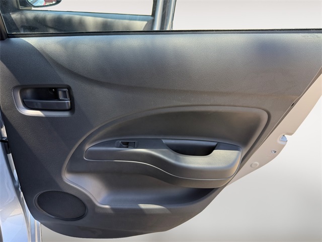 Vehicle image 25 of 32
