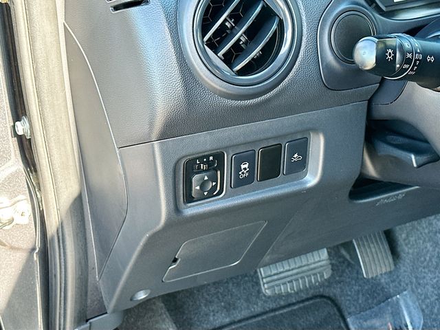 Vehicle image 26 of 32