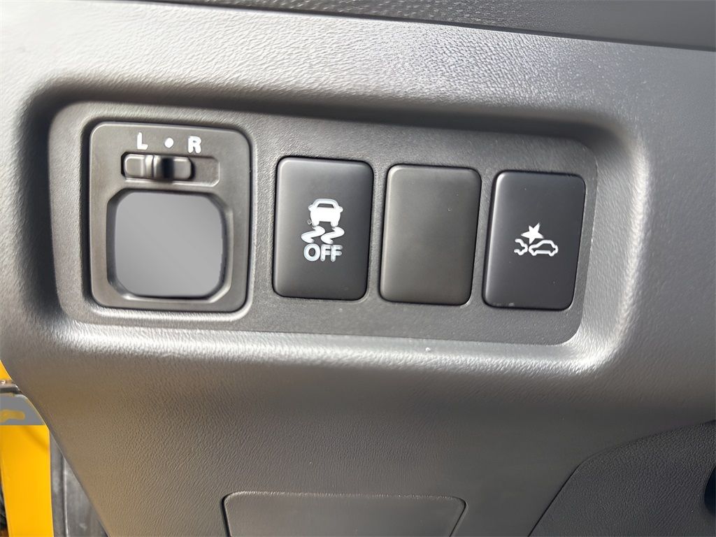 Vehicle image 17 of 28