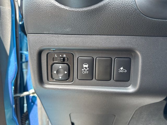 Vehicle image 21 of 33