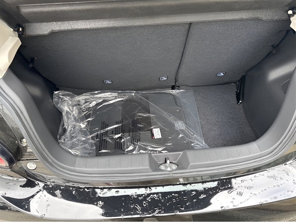 Vehicle image 21 of 27