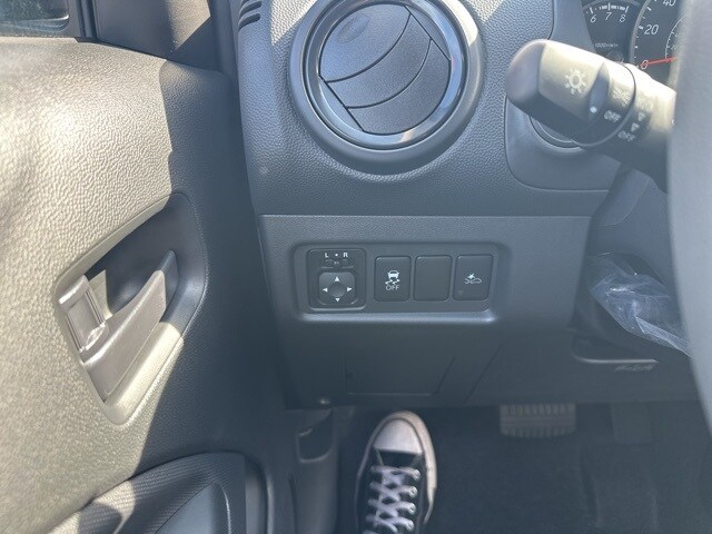 Vehicle image 23 of 32
