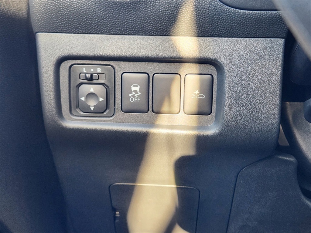Vehicle image 15 of 21