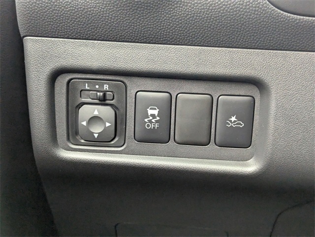 Vehicle image 17 of 19
