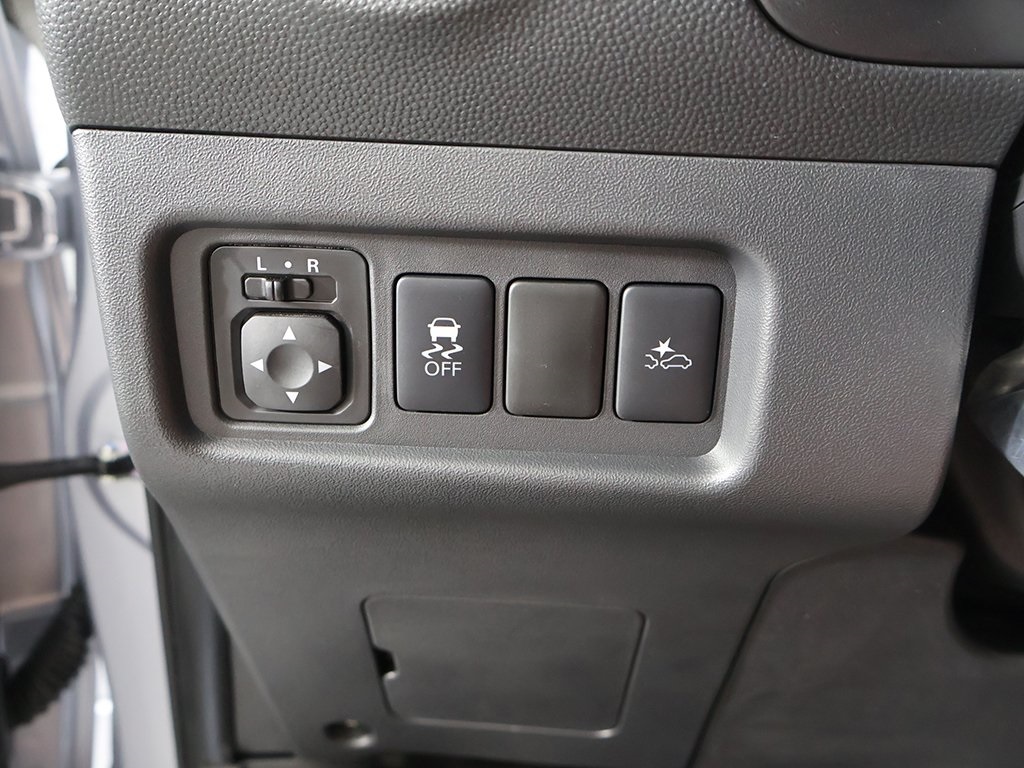 Vehicle image 33 of 42