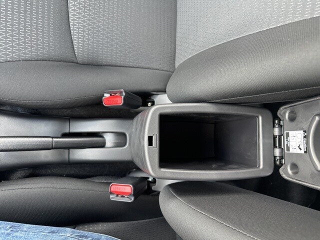 Vehicle image 25 of 34