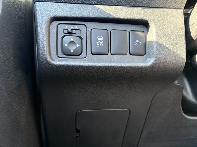 Vehicle image 21 of 31