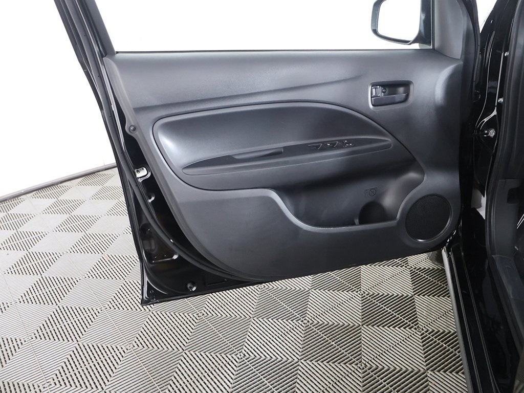 Vehicle image 19 of 40