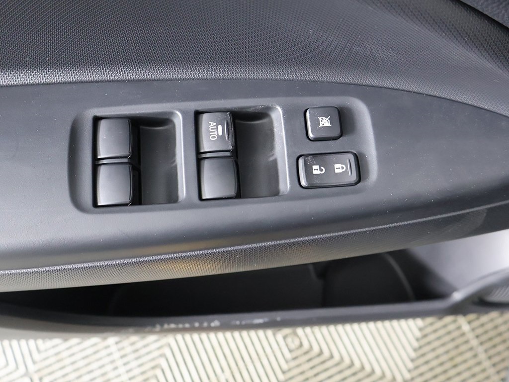 Vehicle image 32 of 40