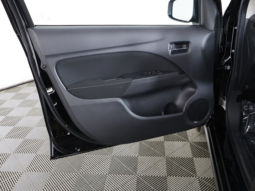 Vehicle image 21 of 40