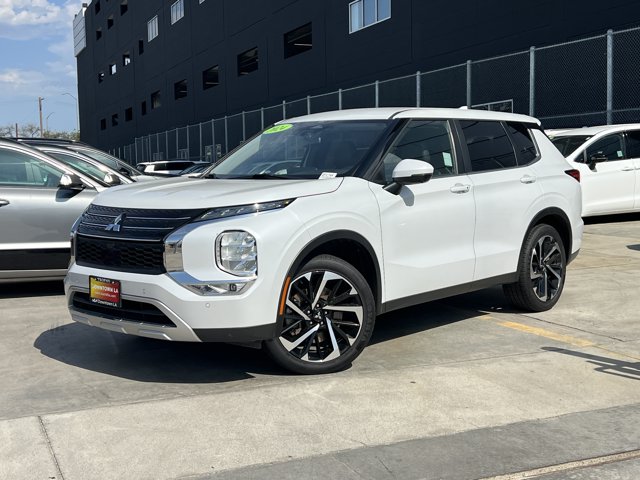 2024 Mitsubishi Outlander Image 1 of 32