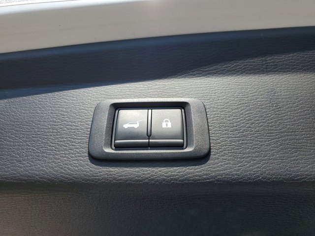 Vehicle image 10 of 31