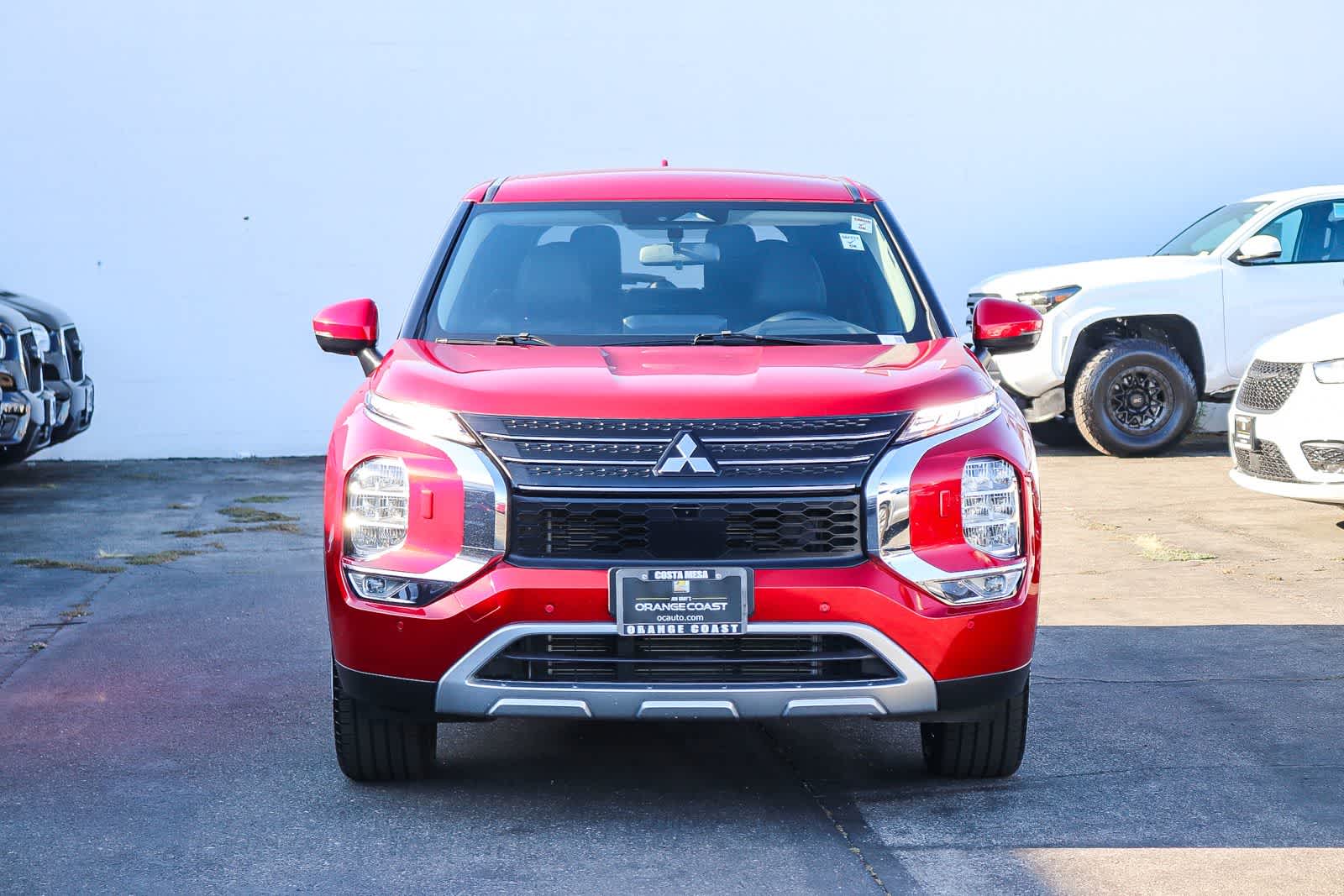 2024 Mitsubishi Outlander SE Image 2 of 32