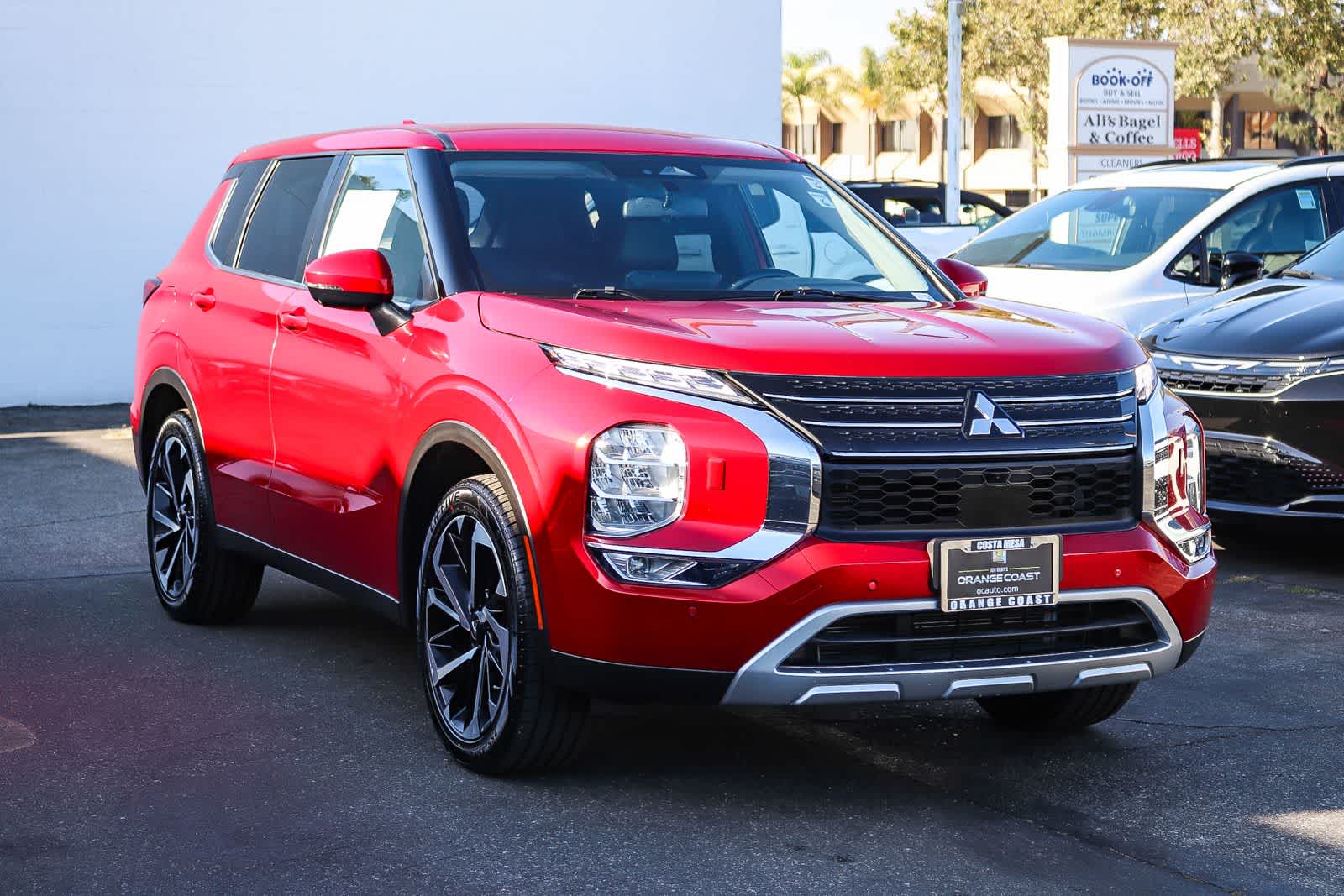 2024 Mitsubishi Outlander SE Image 3 of 32
