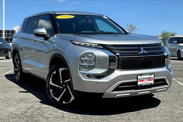 2024 Mitsubishi Outlander SE Image 3 of 31