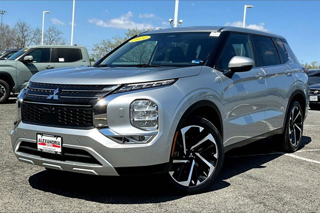 2024 Mitsubishi Outlander SE Image 1 of 31
