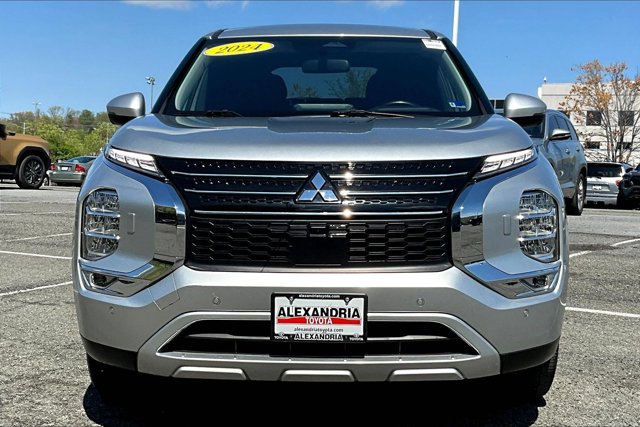 2024 Mitsubishi Outlander SE Image 2 of 31