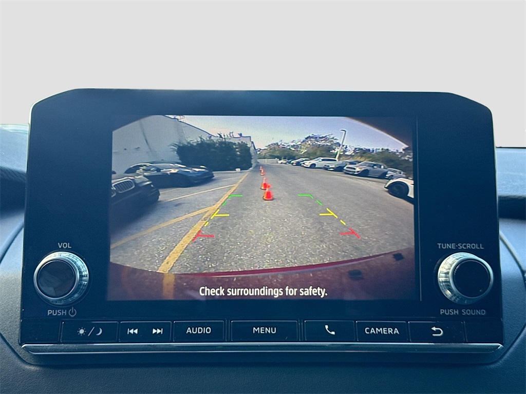 Vehicle image 23 of 32