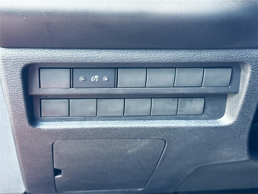 Vehicle image 30 of 32