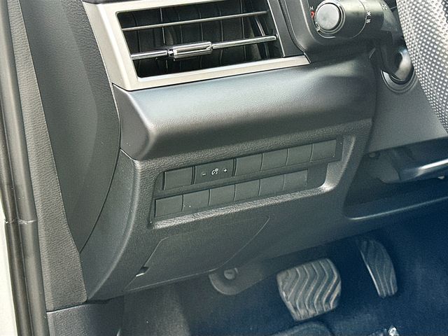 Vehicle image 28 of 34