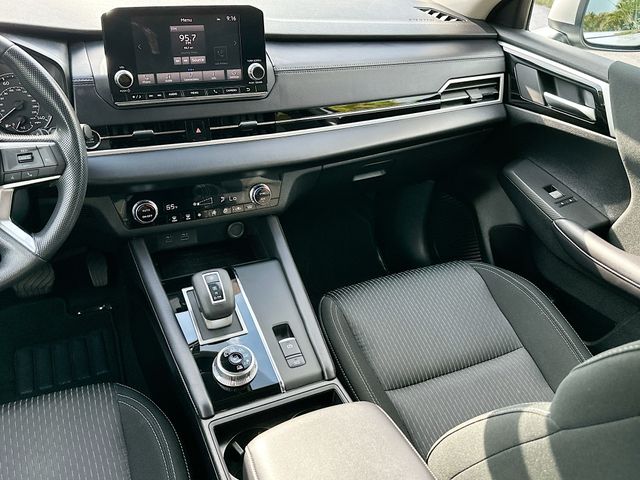 Vehicle image 19 of 34