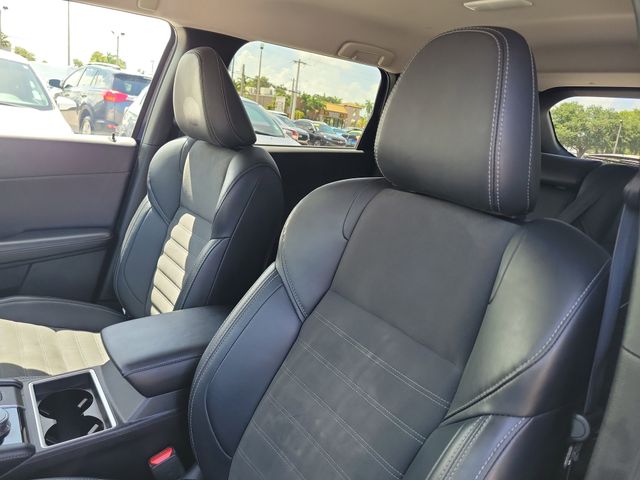 Vehicle image 20 of 32