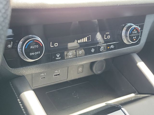Vehicle image 29 of 32