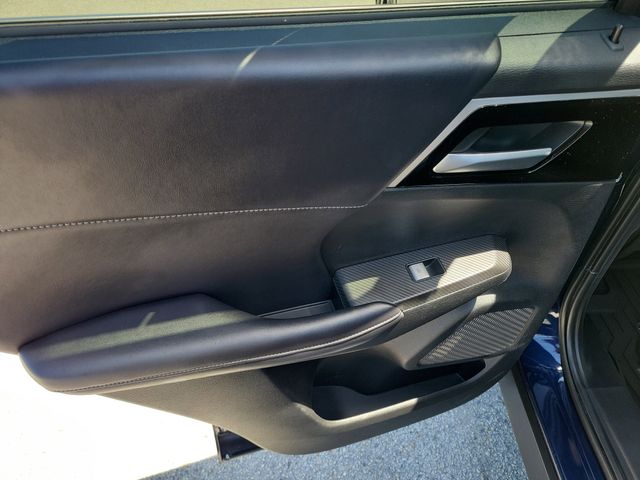 Vehicle image 11 of 32