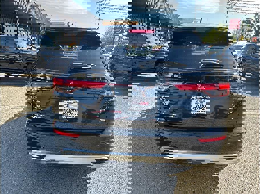Vehicle image 8 of 33