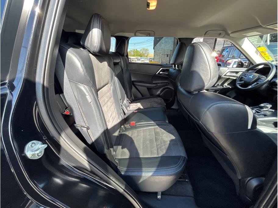 Vehicle image 18 of 33