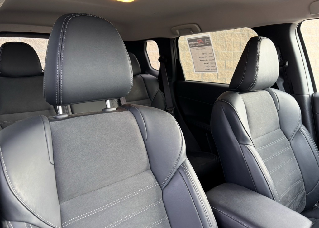 Vehicle image 23 of 29