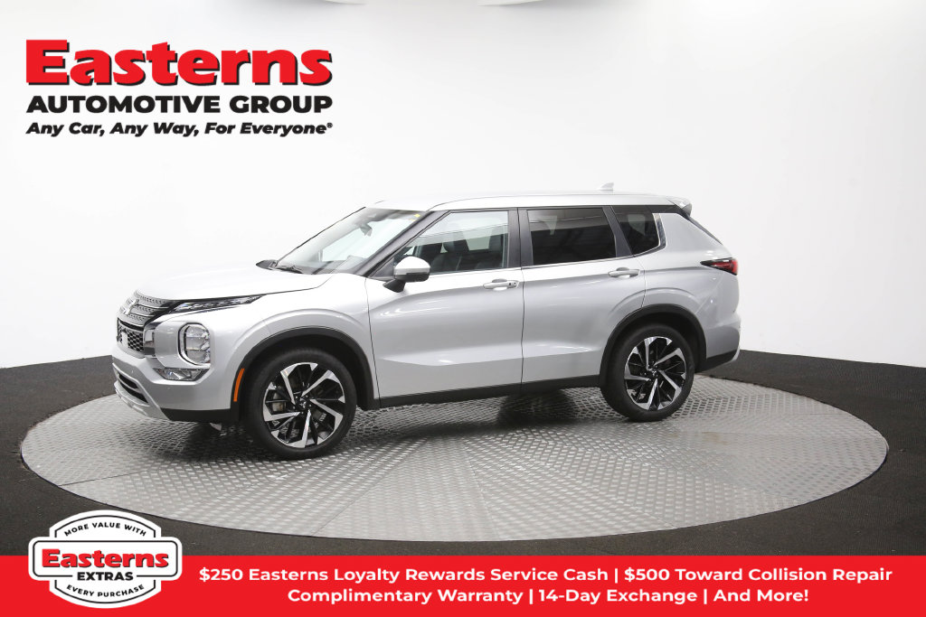 2024 Mitsubishi Outlander SE Image 2 of 67