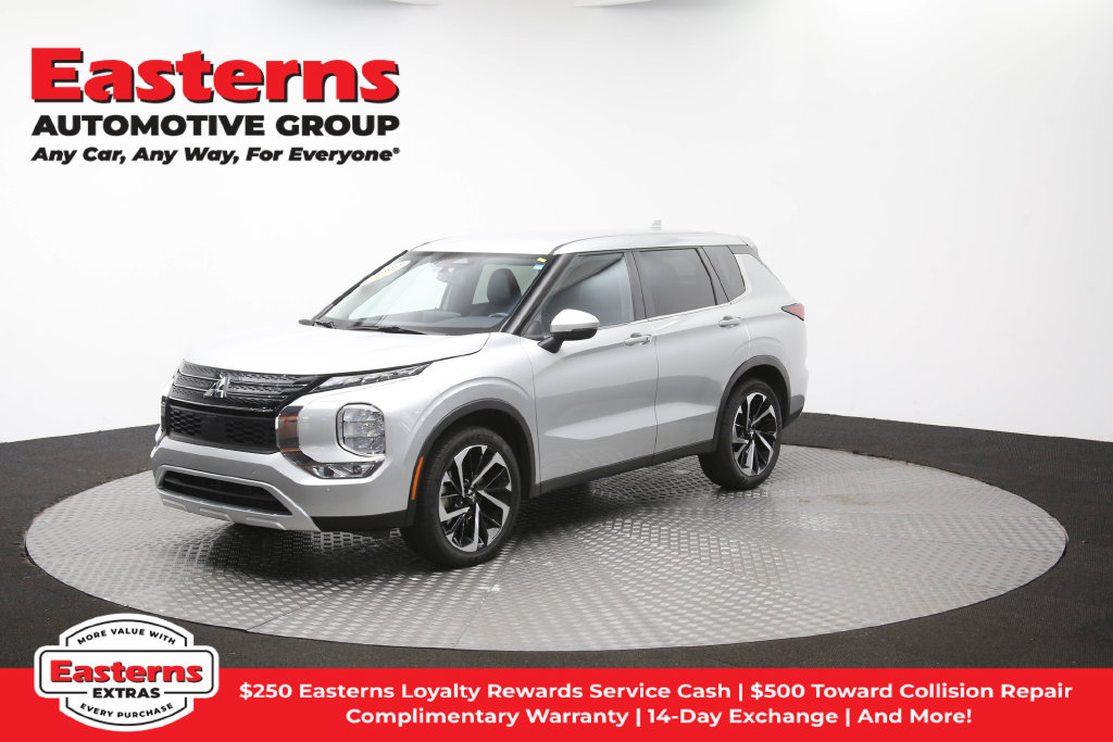 2024 Mitsubishi Outlander SE Image 3 of 67