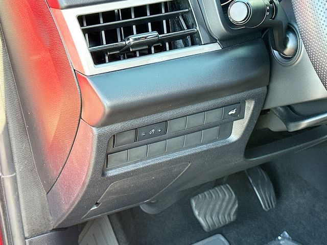 Vehicle image 27 of 34
