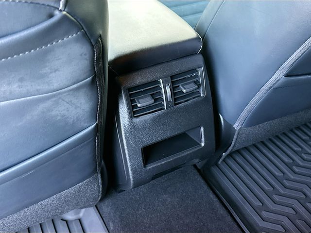 Vehicle image 26 of 34