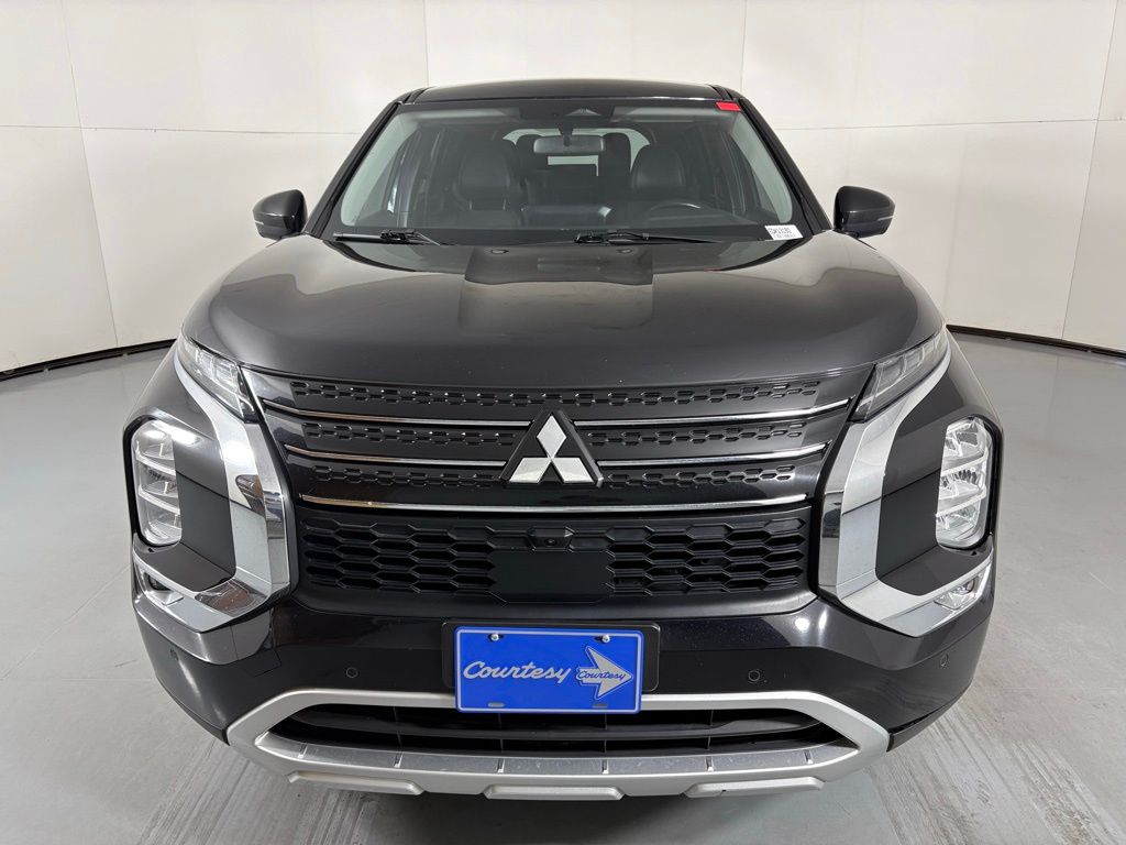 2024 Mitsubishi Outlander SE Image 2 of 38